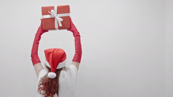 Mãos Das Mulheres Luvas Vermelhas Chapéu Papai Noel Seguram Uma — Vídeo de Stock