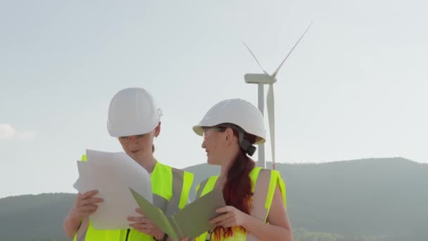 一对协调良好的两名有才华的工程师认真分析和控制风力涡轮机的运作 专业方法 妇女对风力涡轮机进行技术检查 — 图库视频影像