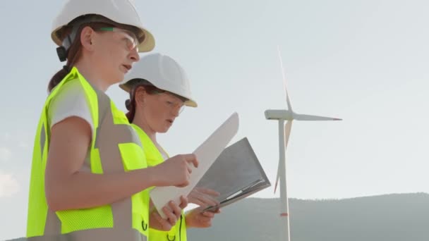 强大的女工程师正试图用风力使世界变得更加洁净 妇女协同工作的环境能力 确保风力涡轮机操作的稳定性和效率 高质量4K — 图库视频影像