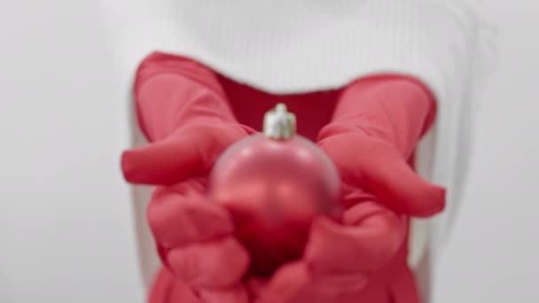 圣诞气氛和新年的庆祝活动 戴黑色手套的手紧握着红球 准备寒假 装饰房子 收集节日圣诞树 — 图库视频影像