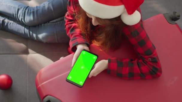 Korzystając Smartfona Kobieta Wykonuje Wideo Połączenie Wita Wymieniając Życzenia Wakacyjne — Wideo stockowe