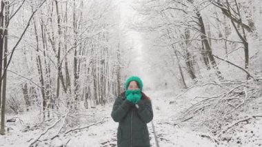Karla kaplı büyüleyici bir ormanda, genç bir kadın dışarıda geziniyor, kış atmosferinin ve tatillerin tadını çıkarıyor. Bir kadın, karlı demiryolu boyunca neşeli bir şekilde yürüyor, kış güzelliğinin tadını çıkarıyor. Yüksek
