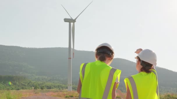在了解风力涡轮机运行情况的有才华的工程师的参与下 在能源部门采用现代技术 女科学家主持了关于替代能源的对话 — 图库视频影像