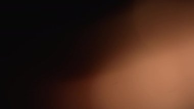 Video görüntüleri size ışık bulanıklığı ve geçişin güzelliğini görmeniz için eşsiz bir fırsat sunuyor. Video düzenleme için etkileyici geçişler ve yumuşak efektler yaratıyor. Ilık renk bulanık ışık ve bulanık