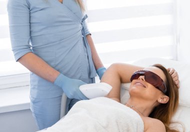 Güzellikle yapılan bir toplantıda kozmetoloji dersinde lazer tüyü alınır. Kadın vücudu bir güzellik kliniğine yaptığı ziyaret sayesinde yeni bir dehayla parladı. Profesyonel bir kozmetikçinin işi. Yüksek