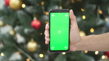 Noel atmosferi siparişleri internet üzerinden verir. Burada bir kişi akıllı telefon tutarken mal seçer ve parasını öder. Yeşil ekran. Yüksek kalite 4k görüntü