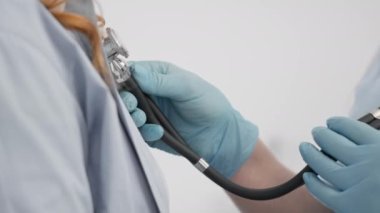 Tıbbi danışma: Doktor, hastanın sağlığını korumak için gerekli tavsiyeleri sunarak teşhisi koyar ve muayene eder. Doktor randevusu var, hasta sorularına cevap arıyor.