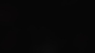 Işıltı Sihri: Video, koyu arkaplandaki ışıltı etkilerinin bir notunu oluşturan lüks bokeh ve parıltıyı gösteriyor. Video görüntüleri Odaklanmamış renk oyunu: Görüntü ışıkla karışır, bir görünüm oluşturur