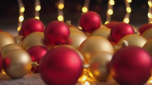 Bolas Amarelas Vermelhas Como Decorações Para Uma Árvore Natal Com — Vídeo de Stock