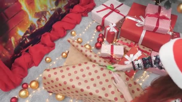 Luz Del Árbol Navidad Una Mujer Empaca Cuidadosamente Los Regalos — Vídeo de stock