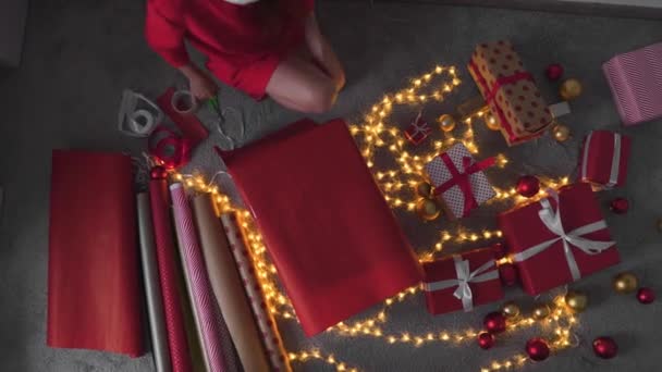 Різдвяні Обгортки Жіночих Рук Санта Капелюхах Створюють Подарункові Дива Обмотуючи — стокове відео