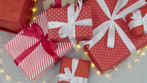 Праздничная Атмосфера Украшенная Елка Самом Сердце Рождественского Праздника Окруженная Подарками — стоковое видео