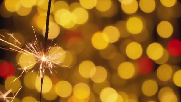 スパークラーとボケの光がビデオ映像に祝いと謎の雰囲気を加えるクリスマスライトの魔法の光 休日のぼやけた光 光沢のある汚れた光 — ストック動画