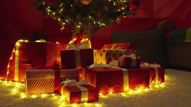 魅惑的な瞬間 夜のクリスマスツリーを見ると 贈り物で覆われ 子供っぽい無邪気さと熱意の感覚を覚醒させます 喜びへのパーム クリスマスツリーは欲望を満たし — ストック動画