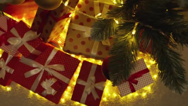 充满了魔力 大量的礼物和灯光创造了一种圣诞能量 充满了庆祝的精神 圣诞图景 房间里的假日气氛非常奢华 — 图库视频影像