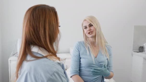 Programa Belleza Individual Paciente Recibe Asesoramiento Personalizado Cosmetólogo Salón Destinado — Vídeo de stock