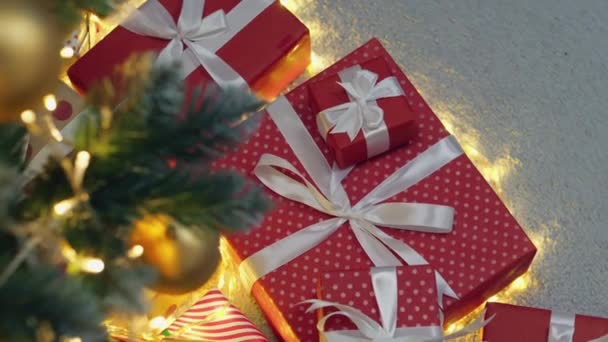 お祝いの衣装を着た輝くクリスマスツリーは クリスマスビデオ映像で不思議と魅力の印象を作り出します 休日の喜び ギフト 装飾およびライトは編まれています — ストック動画