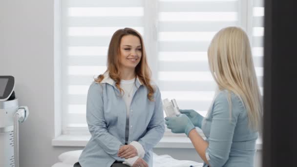 Departamento Beleza Uma Mulher Recepção Cosmetologist Salão Onde Exame Competente — Vídeo de Stock