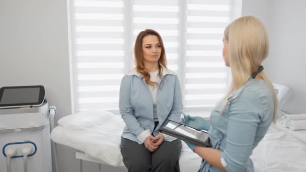 Gemensamt Beslut Kvinna Träffar Läkare För Att Undersöka Testresultaten Och — Stockvideo
