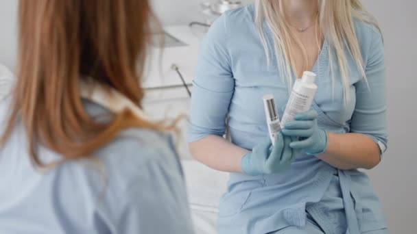 Professionell Hjälp Den Kosmetolog Rekommenderar Naturliga Hudvårdsprodukter Ger Kunden Effektiv — Stockvideo