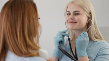 Tıbbi muayene: Doktor hastayı steteskopla muayene eder, klinikte yeterli bakım ve profesyonel yardım sağlar. Hastane ziyareti: Hasta atanmış bir tıbbi tedavi uyguluyor