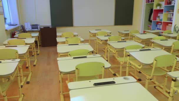 教育の例 ビデオは 開発と学習のために作成されたスタイリッシュな机と快適な椅子を持つ広々とした教室を提示します 知識の期待 ビデオは空白を示しています — ストック動画