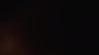 Video görüntüleri, etkileyici hareket efektleri yaratan ve video projelerini sanat eserine dönüştüren sıcak renkli ışık noktalarının büyüsünü sunuyor. Turuncu video arka planı. Işık bulanıklığı geçiş defokusu. Yüksek