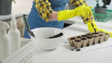 Vejetaryenler ve vejetaryenler için lezzetli ve sağlıklı yiyecekler üretmek için fazla çaba sarf etmeden kendi evine taze mikroçim eken ve yetiştiren bir kadının videosuna bakın. Yüksek kalite