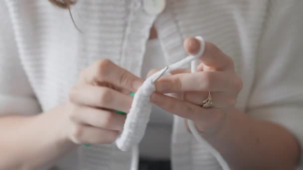 Uma Grande Faixa Das Mãos Mestre Tricô Tricota Novo Produto — Vídeo de Stock