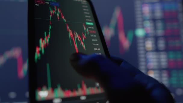 Der Anleger Analysiert Handelsdaten Und Charts Auf Seinem Smartphone Intelligente — Stockvideo