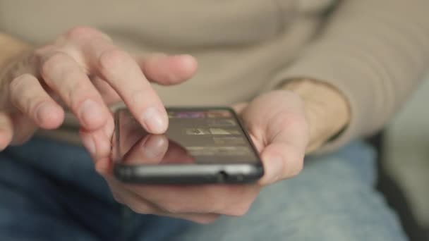 Informationssökning Smartphone Din Hand Söker Och Visar Mängd Olika Data — Stockvideo