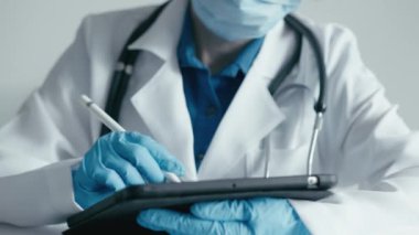Test sonuçları bir tıklamayla elde edilir: deneyimli bir doktor veri girmek için dokunmatik tablet üzerinde stil kullanır. Tıbbi teşhisler yeni bir formatta: elinde tablet olan bir doktor hastaları muayene eder