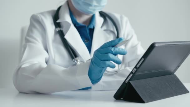 의사는 태블릿을 사용하여 계획을 개발하고 처방합니다 디지털 형식의 전문가는 태블릿에 — 비디오
