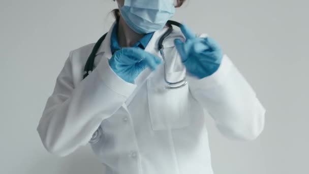 Веселый Доктор Танцующий Перед Камерой Женщина Медицинский Работник Веселится Радуется — стоковое видео