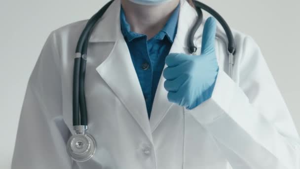 Läkaren Rekommenderar Det Kvinna Läkare Med Stetoskop Och God Medicinsk — Stockvideo