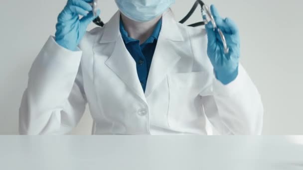 Médico Remove Estetoscópio Seus Ombros Coloca Mesa Frente Dela Trabalhador — Vídeo de Stock
