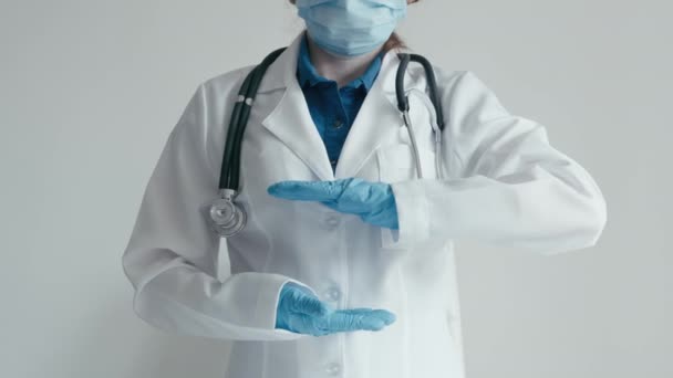 Hälsoskydd Medicinsk Kvinna Med Stetoskop Och Skyddsmask Redo Att Hand — Stockvideo