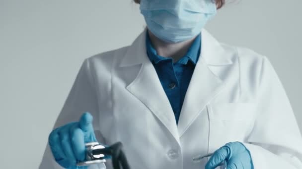 Profesjonalizm Medyczny Akcji Lekarka Białym Płaszczu Rękawiczkach Ochronnych Zakłada Stetoskop — Wideo stockowe