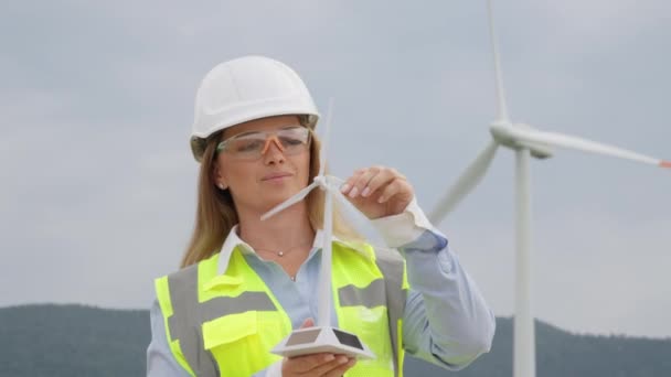 Kadınların Yeşil Devrim Üzerindeki Etkisi Bir Mühendis Günümüzde Rüzgar Enerjisi — Stok video