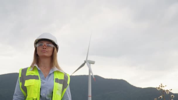 Widok Kobiet Farmy Wiatrowe Projektant Organizuje Ekologiczne Turbiny Energetyczne Dla — Wideo stockowe