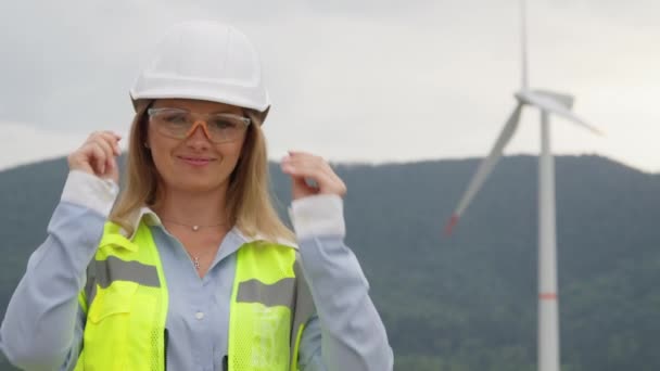 Kadın Bir Mühendis Başparmağını Kalite Başarı Onaylama Işareti Olarak Gösterir — Stok video
