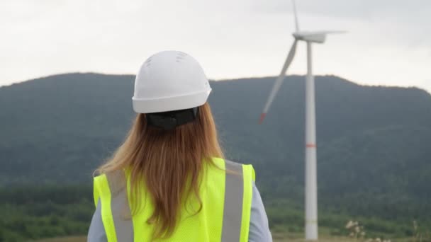 Inženýr Nadšeně Analyzuje Provozní Větrnou Turbínu Zkoumá Možnost Zvýšení Kapacity — Stock video