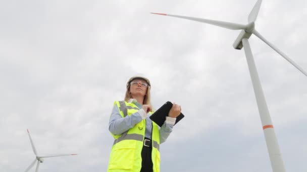 Enfoque Ingeniería Energía Verde Una Mujer Con Una Tableta Analiza — Vídeos de Stock