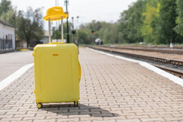 Жовта Валіза Капелюхом Стоїть Платформі Багаж Перед Відпусткою Валіза Подорожей — стокове фото