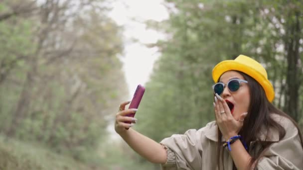 Язок Світом Розпал Природи Він Втрачає Контакту Використовуючи Мобільні Комунікації — стокове відео