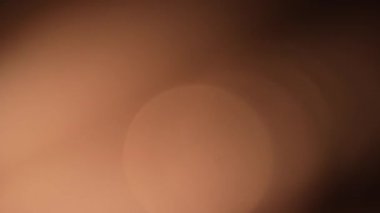 Video projeleri ve sunumlarda atmosfer ve atmosfer yaratan güzel geçişler ve ışık dehaları dünyasına dalmak. Arkaplan ya da geçiş olarak ılık renkli görüntüler