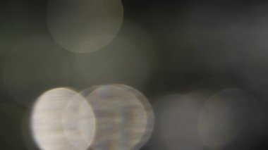 Soyut senfoni: Işıltı etkisi ve Bokeh notlaması, odaksız çerçevelerin arka planına karşı kesişiyor ve derin bir geçiş yaratıyor. Işıltı Sihri: Üst üste bindirme ve parlaklık efektleri