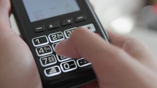 Video Ödemeleri Basitleştirecek Olan Nfc Destekli Telefon Kredi Kartıyla Satın — Stok video