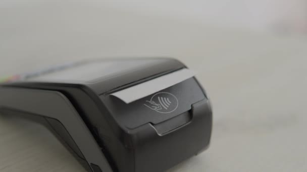 Impresión Cheque Una Máquina Control Portátil Terminal Del Banco Después — Vídeo de stock