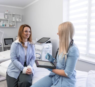 Ekip çalışması: Hasta ve doktor, en uygun sağlık sonuçları için destekleyici bir ortam yaratacak bir tedavi ve bakım planı üzerinde birlikte çalışıyorlar. Kadın kliniğinde. Yüksek kalite fotoğraf
